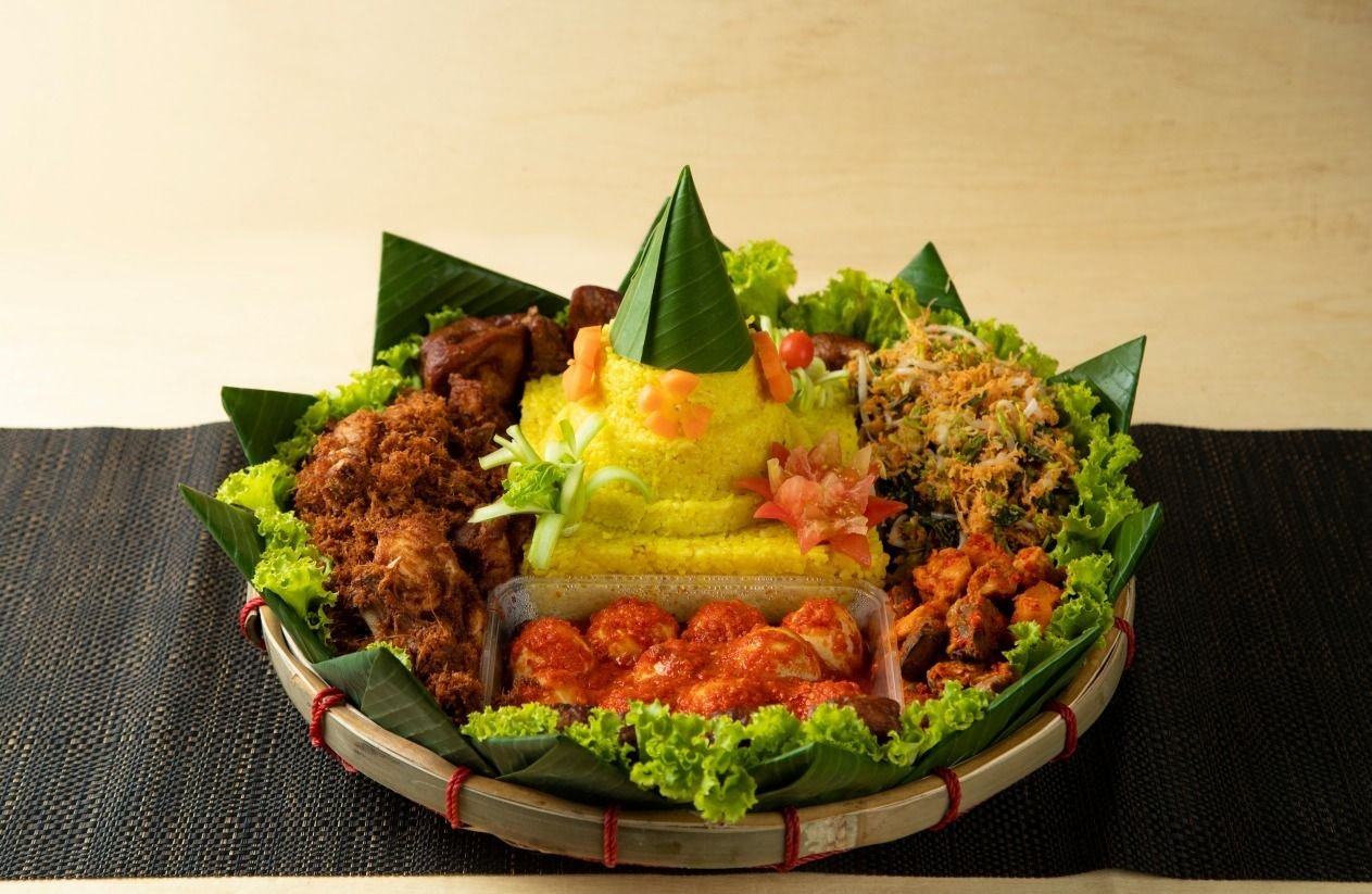 Sejarah Tradisi Menyajikan Nasi Tumpeng Kuning: